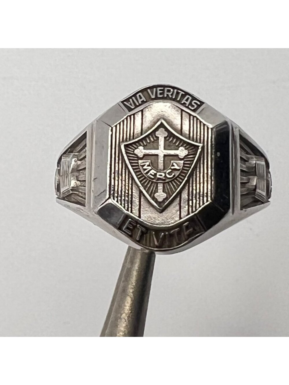 Jostens Signet Sterling Silver Ring Sz 7 Via Veritas Et Vita Mercy Cross 7.05g